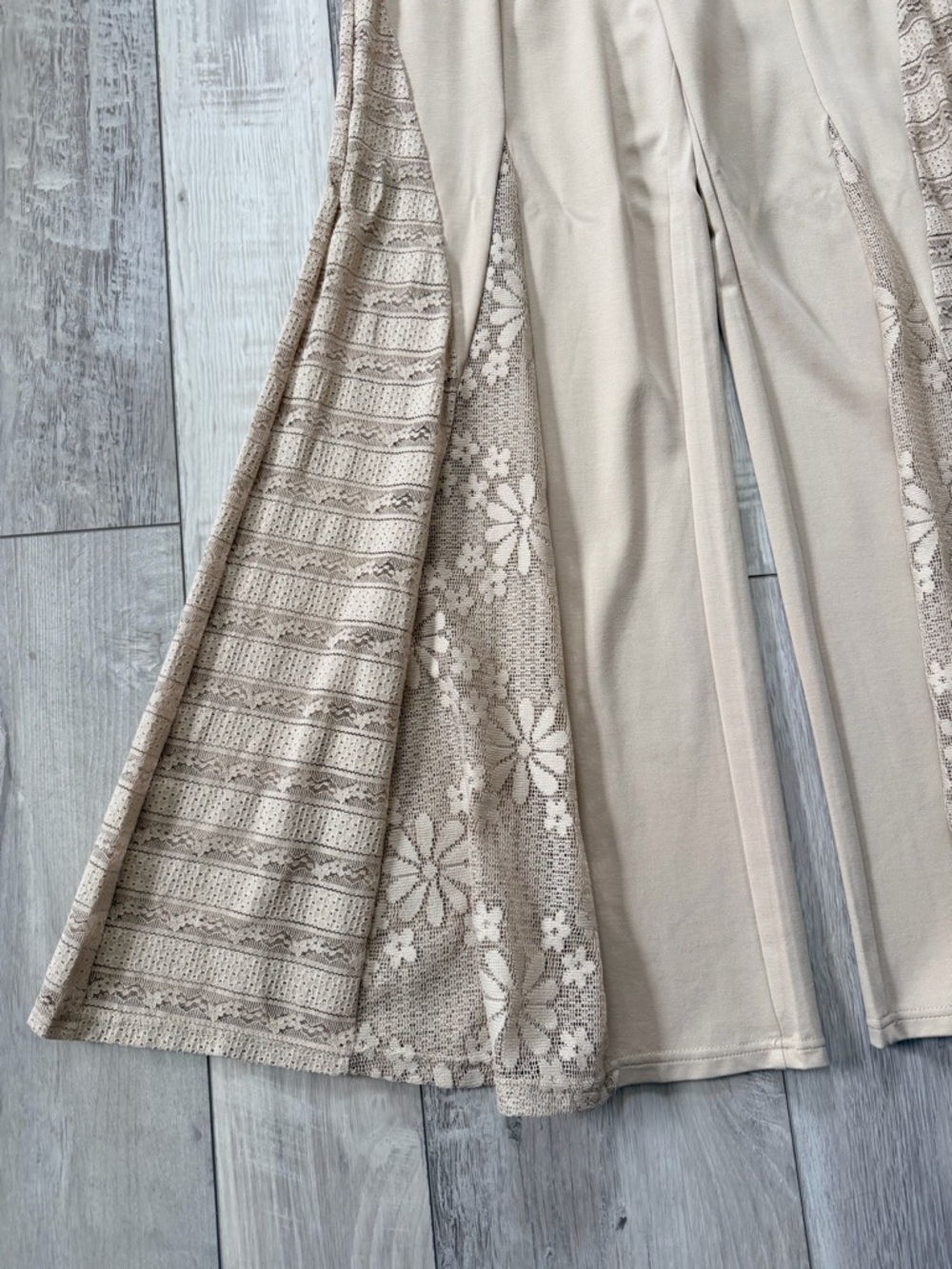 NWT- Boho Khaki Floral Lace Panel High Rise Wide Leg Pants size medium - Picture 8 of 12